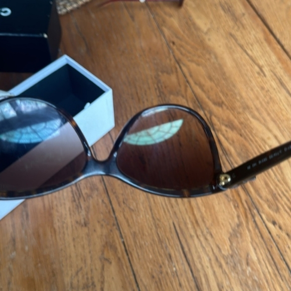 Authentic Chanel sunglasses/ full inclusion - Picture 4 of 5